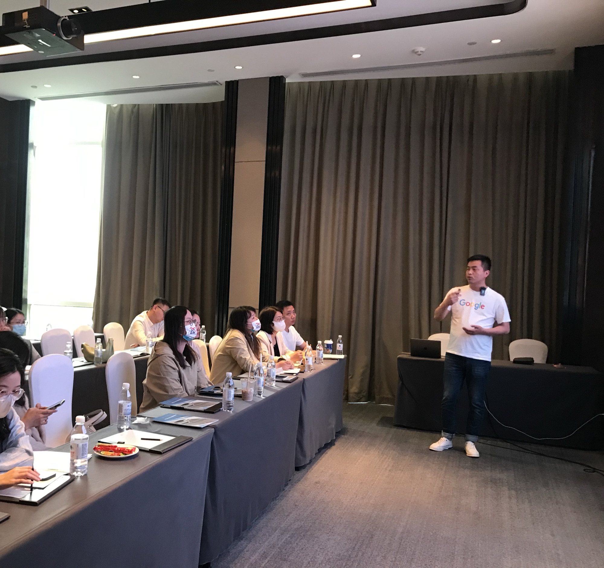 东明在研讨现场与企业团队交流